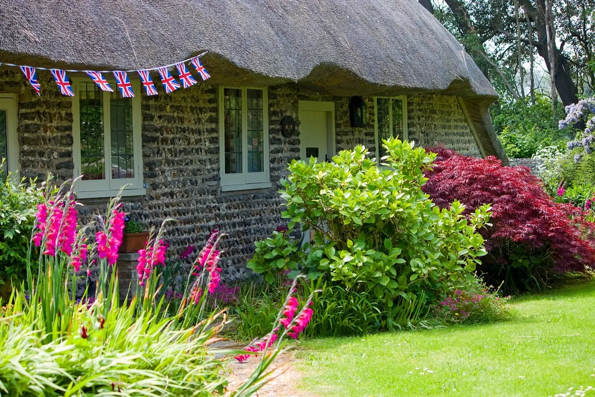 Bunting vs. Garden Flags: Which Outdoor Decor Lasts Longer and Looks Better?