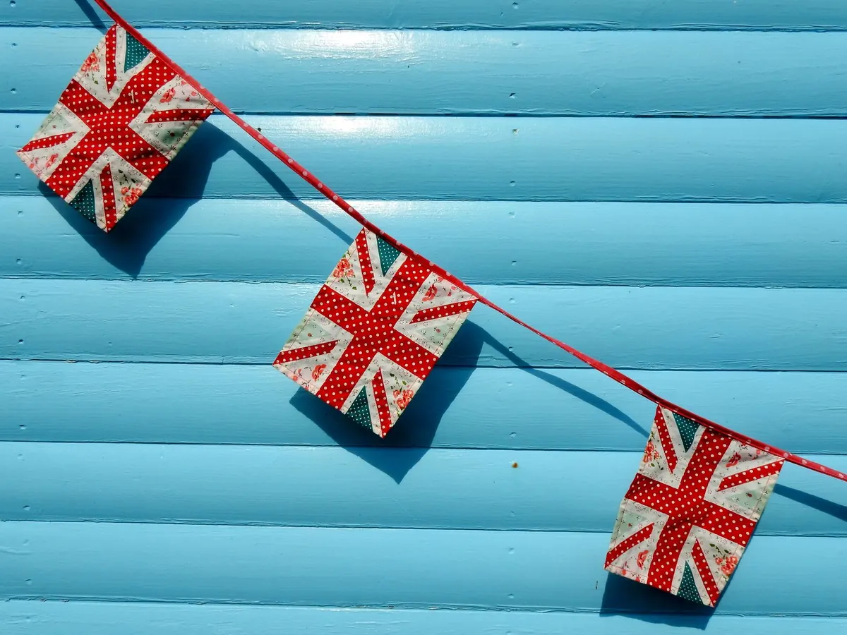 How to Make No-Sew Bunting from Old Fabric Scraps